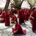 チベット/ラサ。チベット仏教徒の問答修行